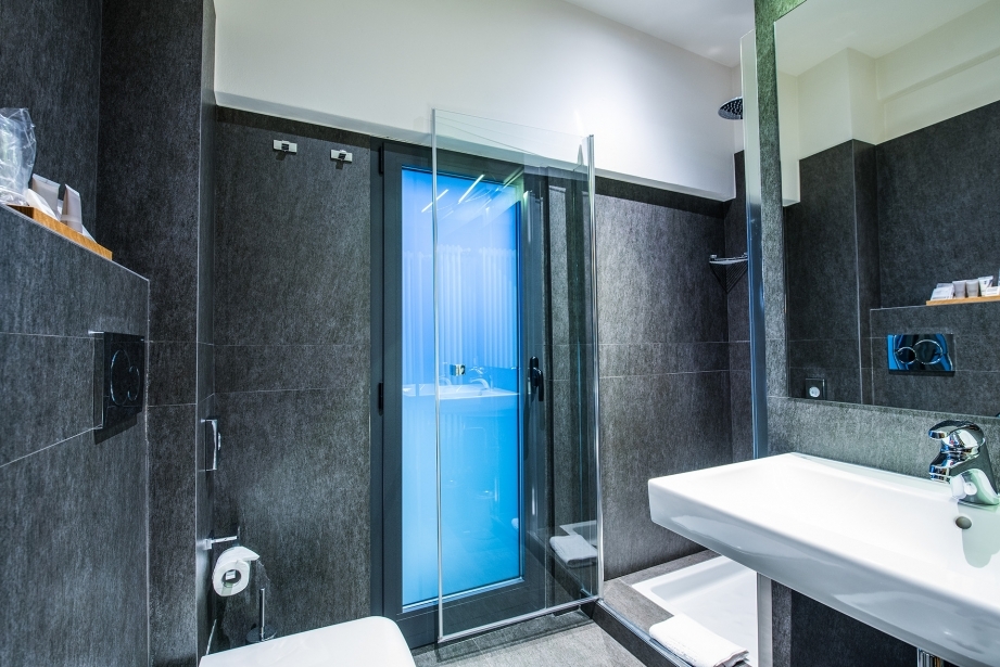 The bathrooms of the suite of Hotel Touring in Carpi