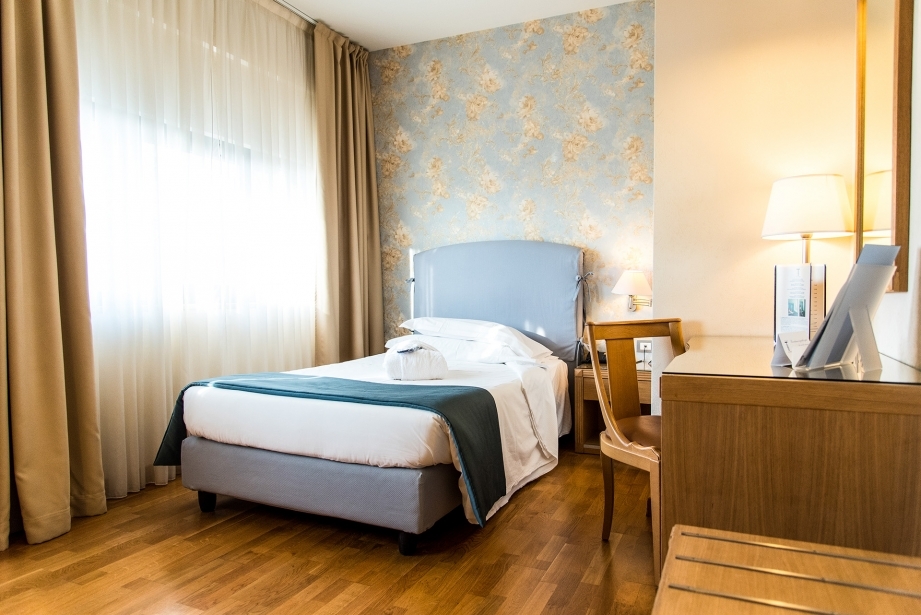 Single room full of comforts at Hotel Touring
