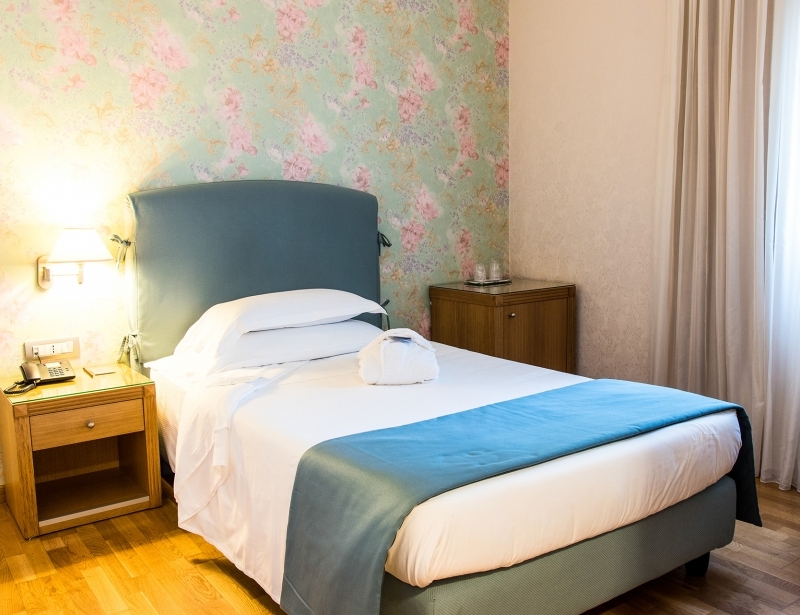 Scopri la camera singola dell'Hotel Touring Carpi 4 stelle