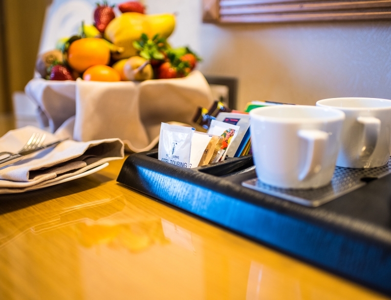 Nelle camere dell'Hotel Touring a Carpi trovi cesto di frutta fresca e bollitore