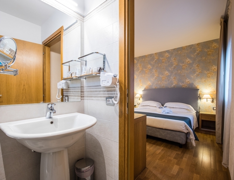 Ampio bagno nella camera matrimoniale con letto aggiunto a Carpi