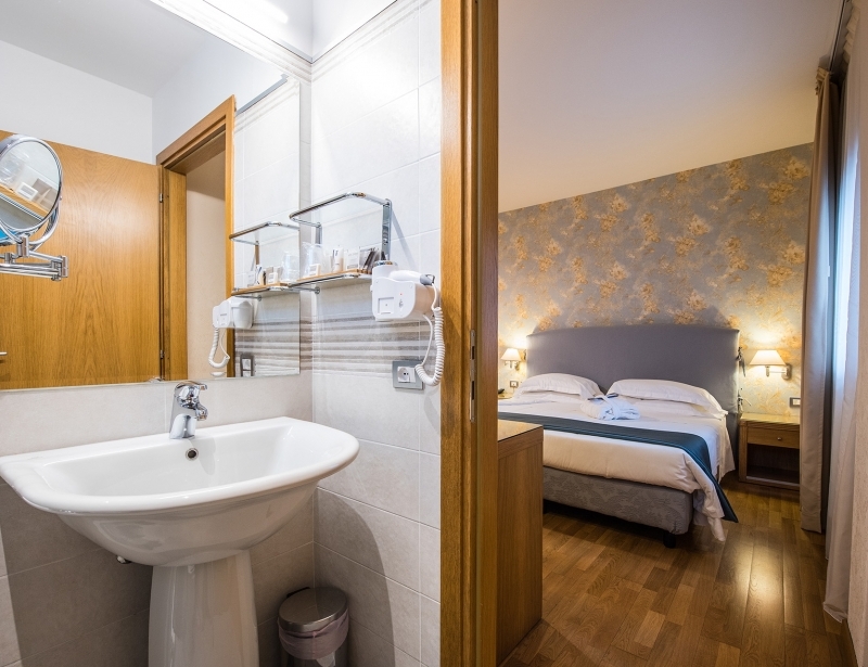 Big bathroom in the double rooms with extra bed in Carpi