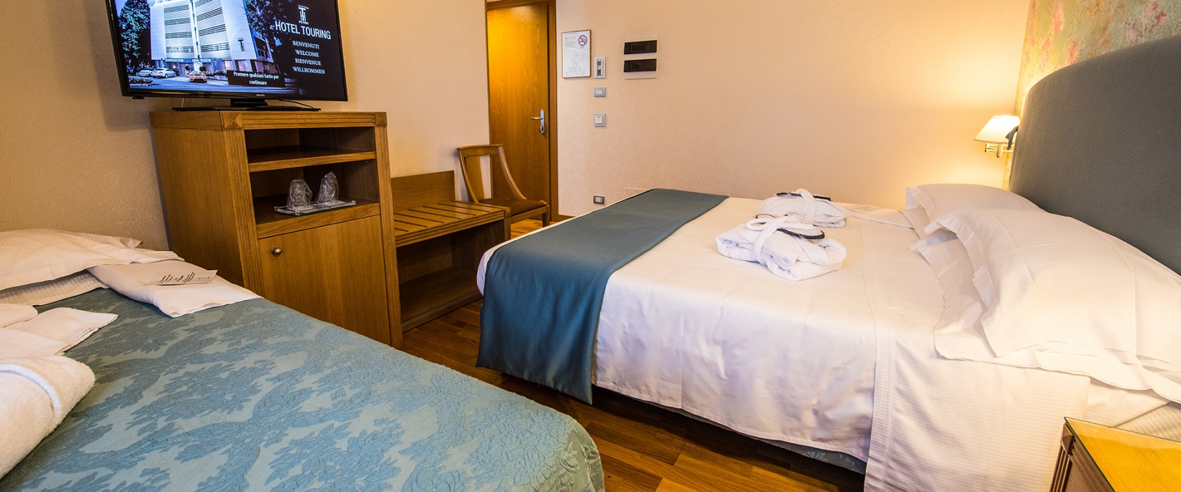 Camera matrimoniale con letto aggiunto - Hotel Touring Carpi