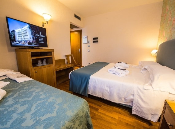 Camera matrimoniale con letto aggiunto - Hotel Touring Carpi