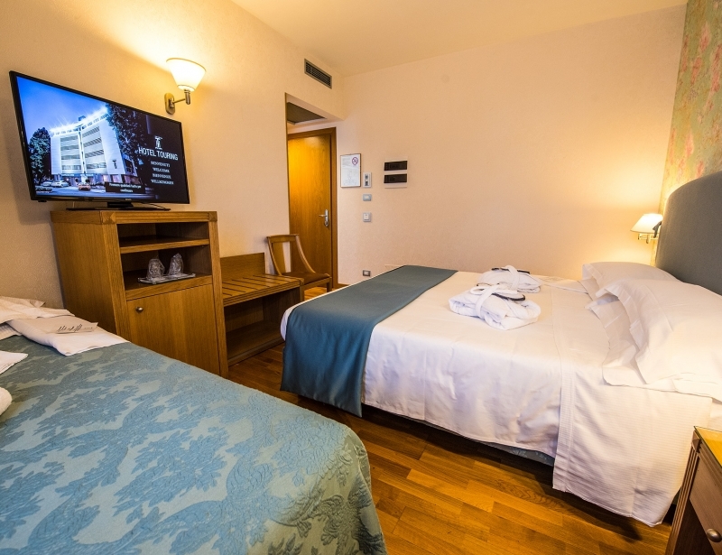 Camera matrimoniale con letto aggiunto - Hotel Touring Carpi