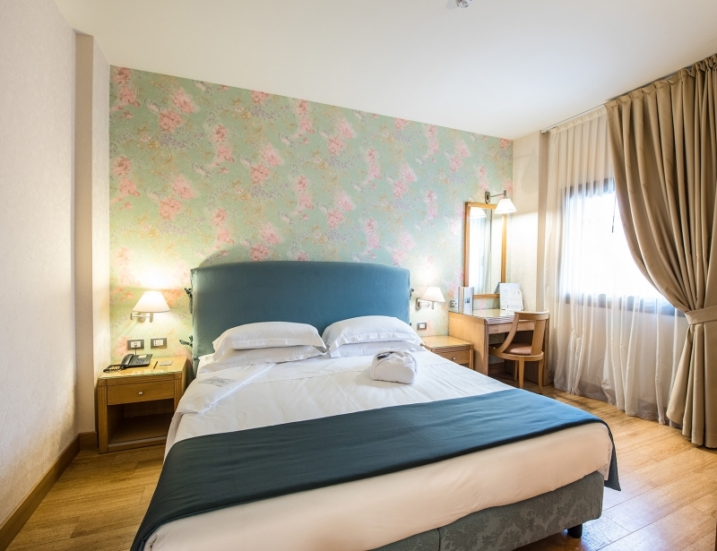 Confortevole camera matrimoniale a Carpi in hotel 4 stelle