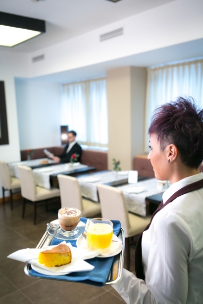 Gentilezza e cortesia nella sala colazione dell'Hotel Touring Carpi