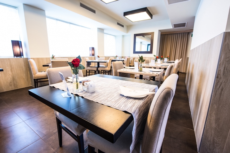 Bright breakfast room at Hotel Touring, 4-star in  Carpi