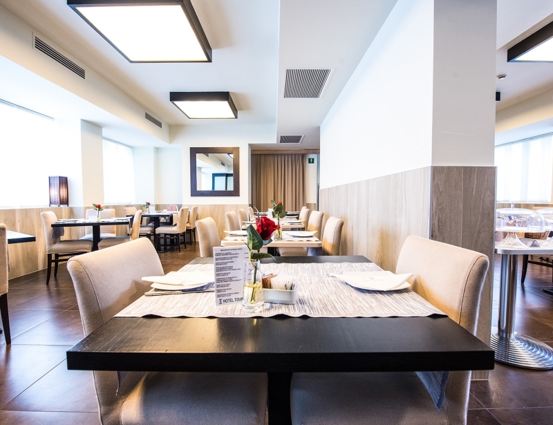 Bright breakfast room at Hotel Touring, 4-star in Carpi