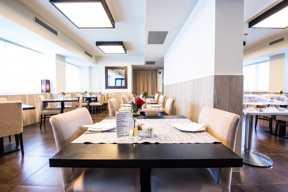 Bright breakfast room at Hotel Touring, 4-star in Carpi