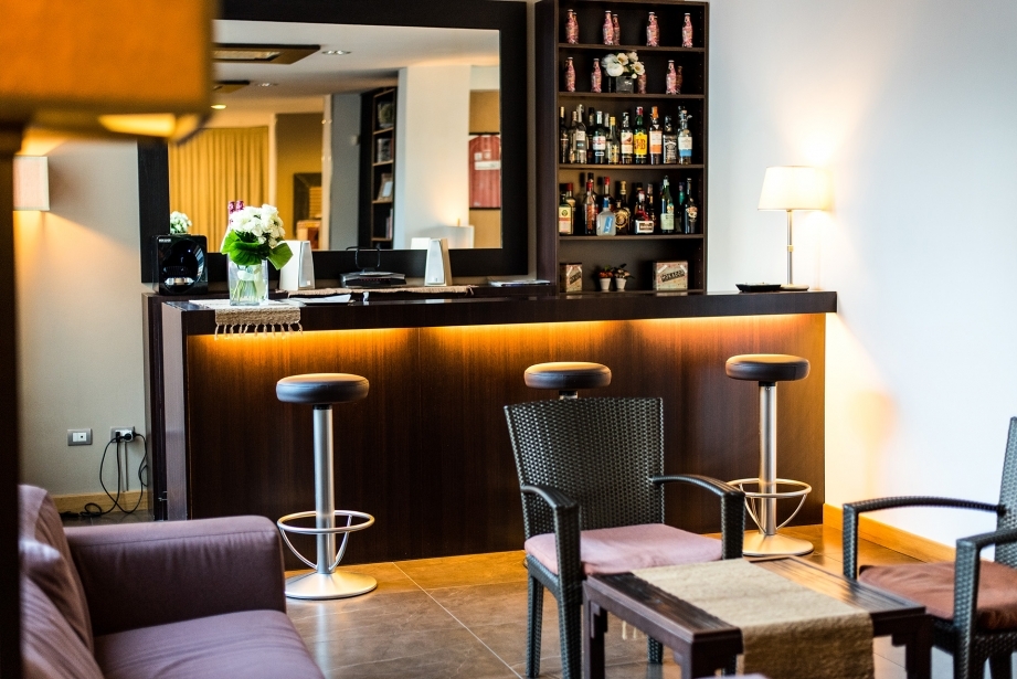 L'Hotel Touring a Carpi offre un bar con drink e stucchini