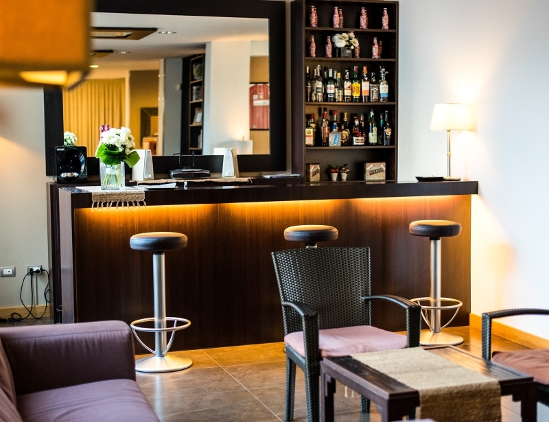 Hotel Touring Carpioffers a bar with drinks and snacks